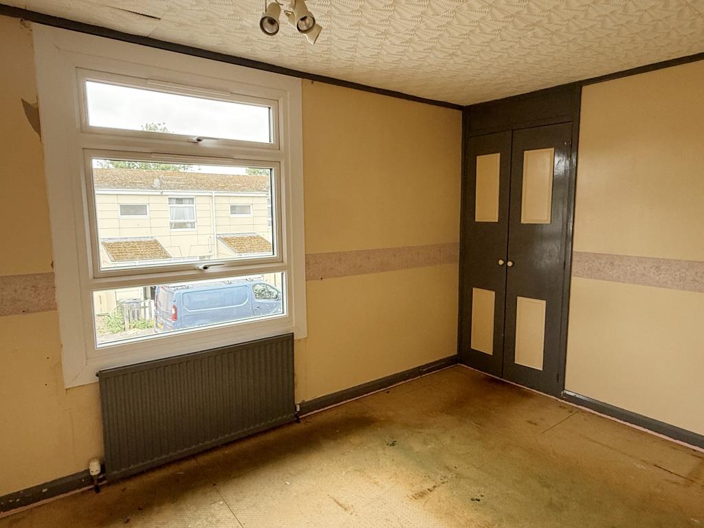 Lot: 163 - HOUSE IN NEED OF IMPROVEMENT - Bedroom 1 of house in need of improvement